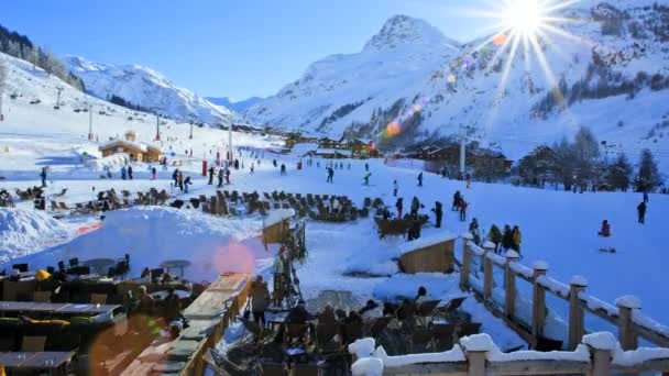 Menschen auf Skigebiet Tal Frankreich Alpen — Stockvideo