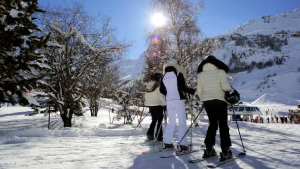 Ski resort Frankrijk Alpen vallei — Stockvideo