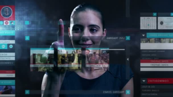 Mujer de negocios utilizando la tecnología de pantalla táctil — Vídeos de Stock