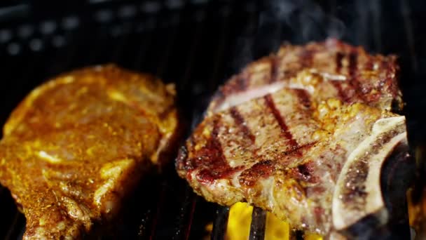 Zdravé bydlení dietní vaření čerstvé organické T-Bone Steak plameny gril grilování — Stock video