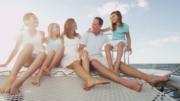 Rodina s dětmi, plavba na luxusní jachtě — Stock video