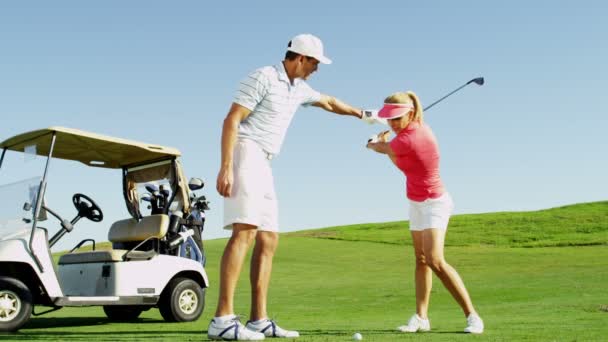 Hombre y mujer jugando al golf — Vídeos de Stock