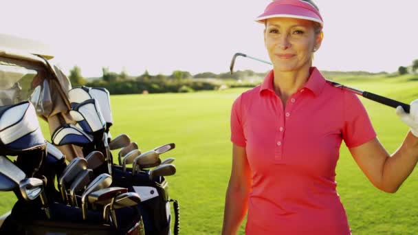 Jugador de golf con palos de golf al aire libre — Vídeos de Stock