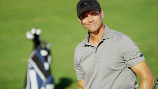 Jugador de golf masculino profesional durante el entrenamiento — Vídeos de Stock