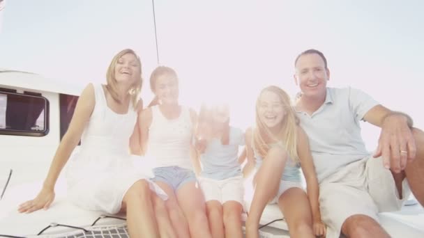 Famille avec enfants naviguant sur yacht de luxe — Video