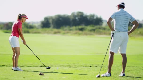 Man en vrouw die golf spelen — Stockvideo