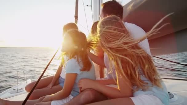 Genitori amorevoli e giovani figlie su yacht di lusso — Video Stock