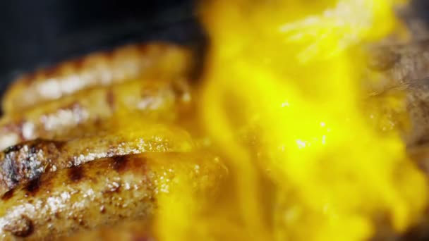 Saucisses grillades barbecue au feu de bois — Video