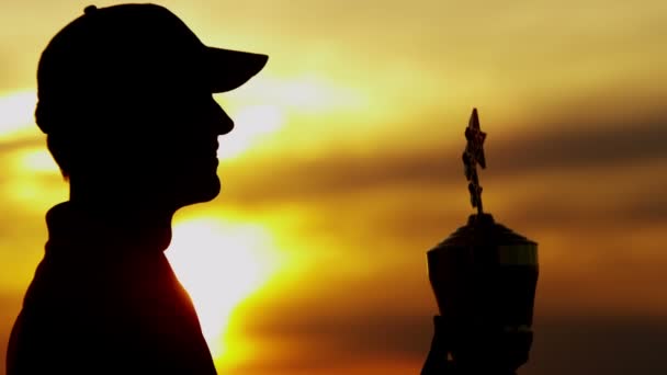 Silhueta de jogador de golfe masculino profissional com troféu — Vídeo de Stock