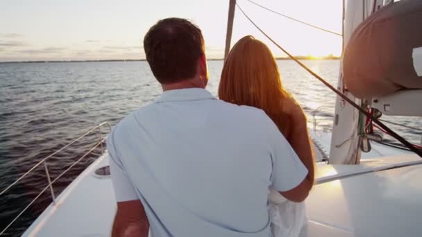 Par tittar på soluppgången på lyxyacht — Stockvideo