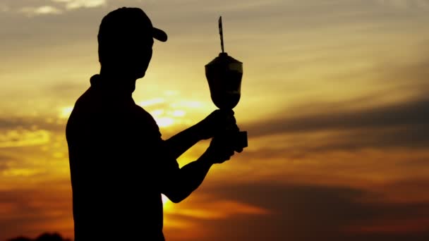 Silhueta de jogador de golfe masculino profissional com troféu — Vídeo de Stock