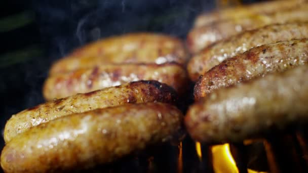 Salsichas de carne grelhadas no churrasco — Vídeo de Stock