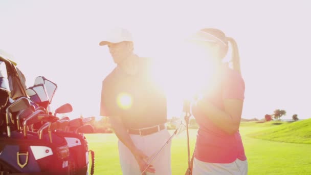 Mužské a ženské golfové hráče na golfovém hřišti — Stock video