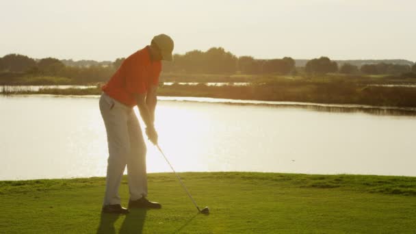 Jugador de golf jugando en el campo de golf — Vídeo de stock