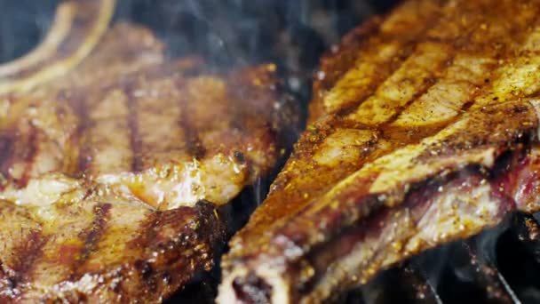 T-Bone steak vlees vlam grillen op de barbecue — Stockvideo