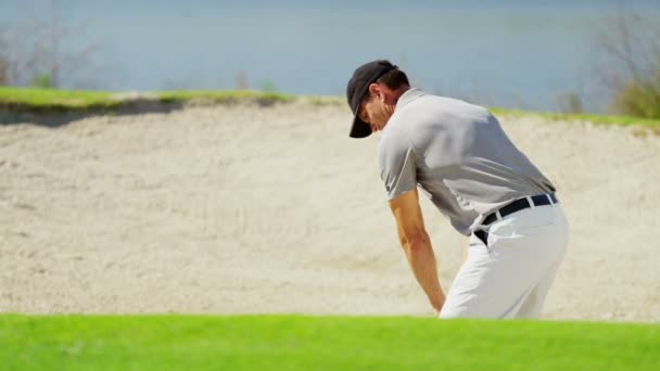 Mannelijke golftoernooi speler tijdens de training — Stockvideo