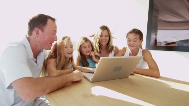 Genitori con bambini che utilizzano laptop — Video Stock