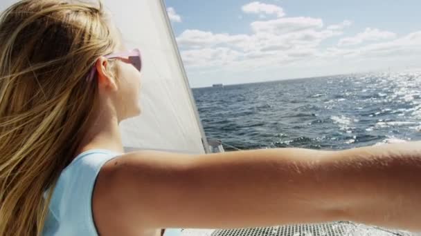 Ung flicka på lyxyacht i havet — Stockvideo