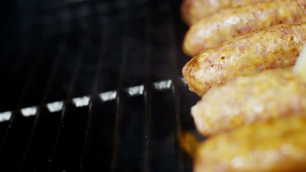 Salsicce grigliate barbecue a pagamento — Video Stock