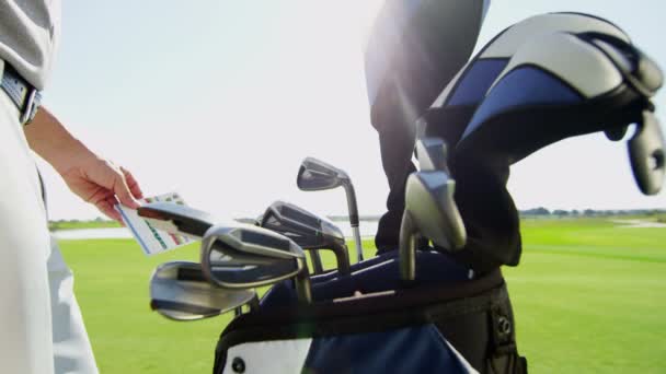 Jogador de golfe masculino profissional — Vídeo de Stock