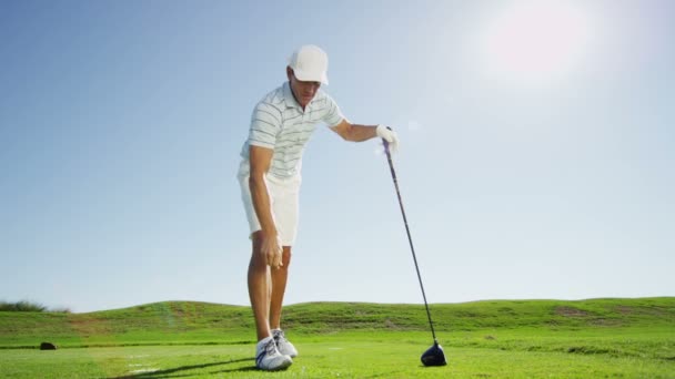 Jogador de golfe masculino jogando golfe — Vídeo de Stock