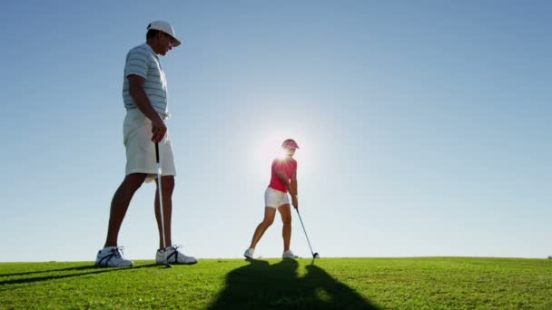 Man en vrouw die golf spelen — Stockvideo