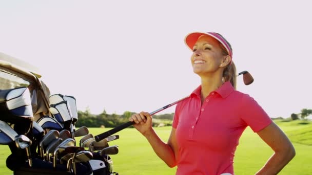 Jugador de golf con palos de golf al aire libre — Vídeos de Stock