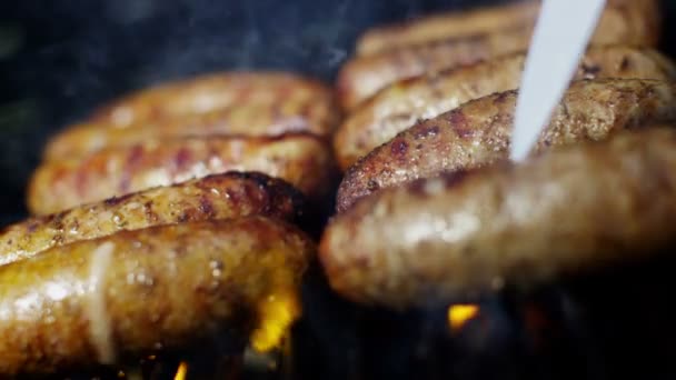 Saucisses de viande grillées sur barbecue — Video