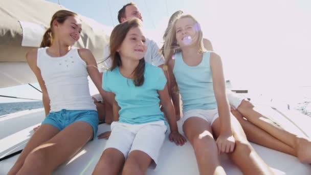 Молодые девушки с родителями веселятся на роскошной яхте — стоковое видео