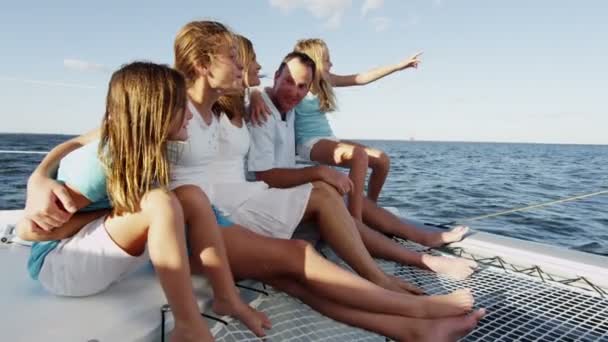 Famille avec enfants s'amuser sur yacht de luxe — Video