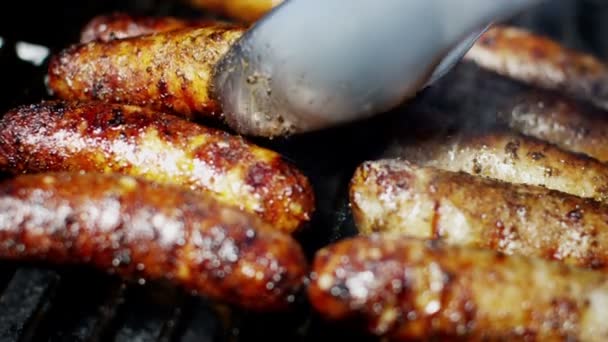 Колбасы гриль жареное барбекю — стоковое видео