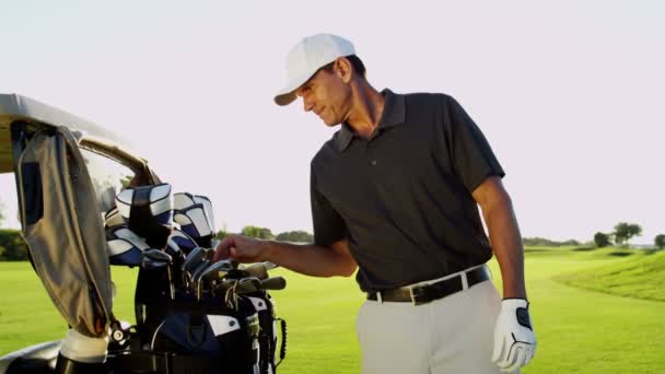 Jogador de golfe profissional jogando golfe — Vídeo de Stock