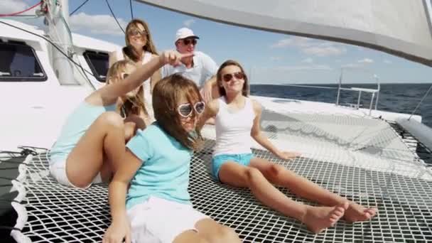 Madre e padre con ragazze sorridenti sullo yacht — Video Stock