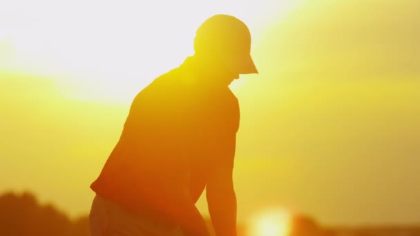 Jogador de golfe masculino profissional jogando em campo — Vídeo de Stock