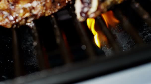 Rundvlees Steaks op grill in steakhouse — Stockvideo