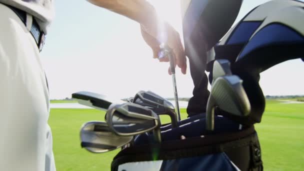 Professionele mannelijke golfspeler — Stockvideo