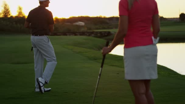 ゴルフをする男と女 — ストック動画