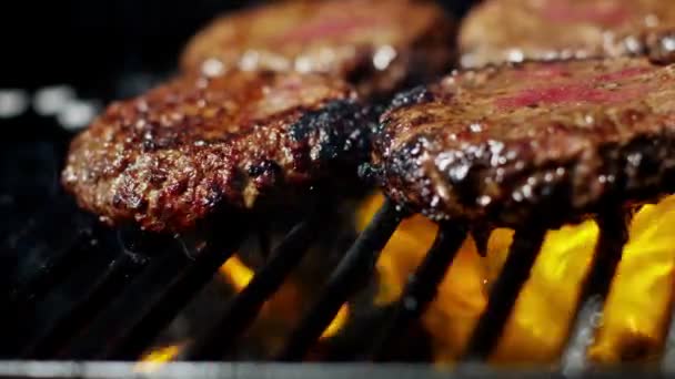 Свежие мясные бургеры на гриле — стоковое видео