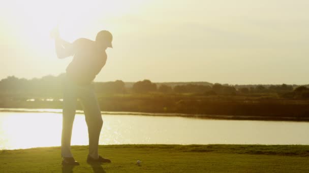 Jogador de golfe que joga no campo de golfe — Vídeo de Stock