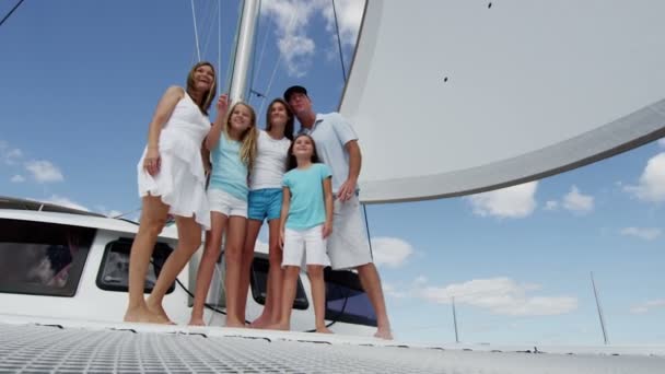 Giovane madre e padre con ragazze sorridenti su yacht — Video Stock