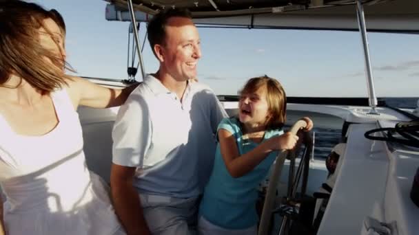 Famille aimante avec enfant sur yacht de luxe — Video