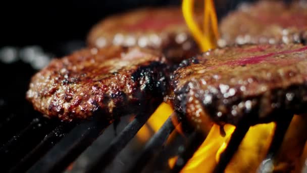 Hamburguesas frescas de carne picada a la parrilla — Vídeo de stock