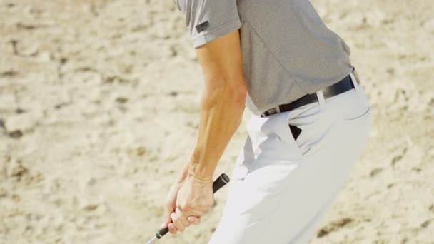 Jogador de golfe masculino profissional durante o treinamento — Vídeo de Stock