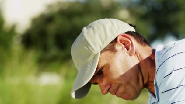 Αρσενικό γκολφ παίκτης παίζει γκολφ — Αρχείο Βίντεο
