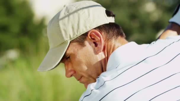 Jogador de golfe masculino jogando golfe — Vídeo de Stock