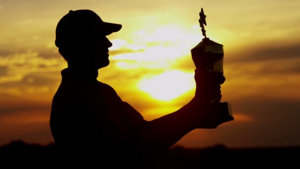 Професійний чоловічий гравець в гольф з трофеєм — стокове відео