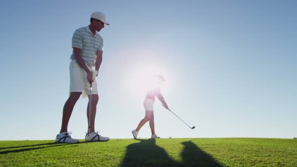 Muž a žena hrají golf — Stock video