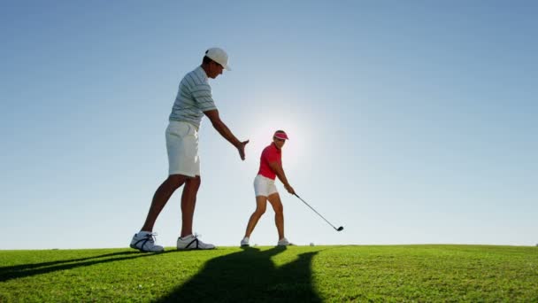Άντρας και γυναίκα παίζουν γκολφ — Αρχείο Βίντεο