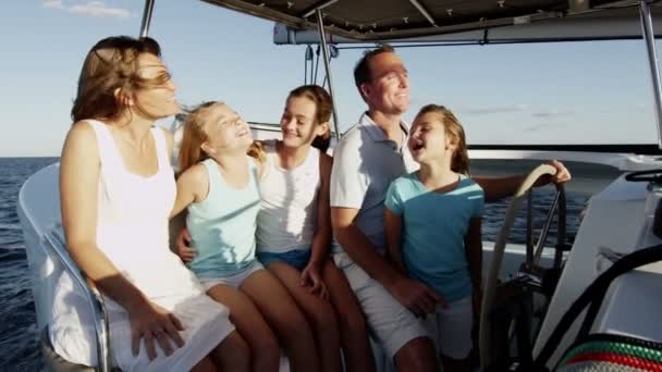 Famiglia con bambini che navigano su yacht di lusso — Video Stock