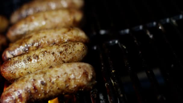 Embutidos a la parrilla en barbacoa — Vídeos de Stock